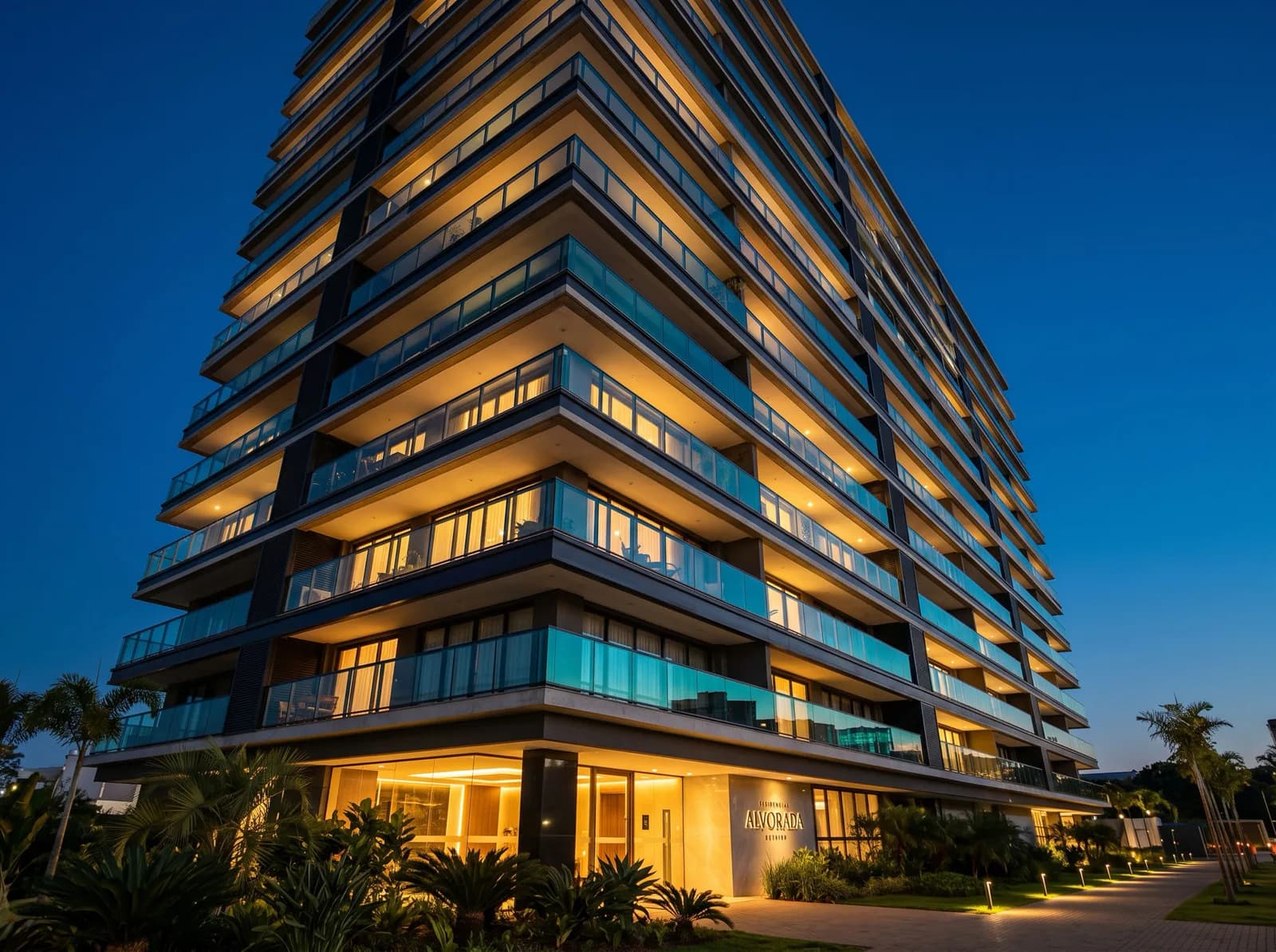 Edifício residencial de alto padrão iluminado ao anoitecer